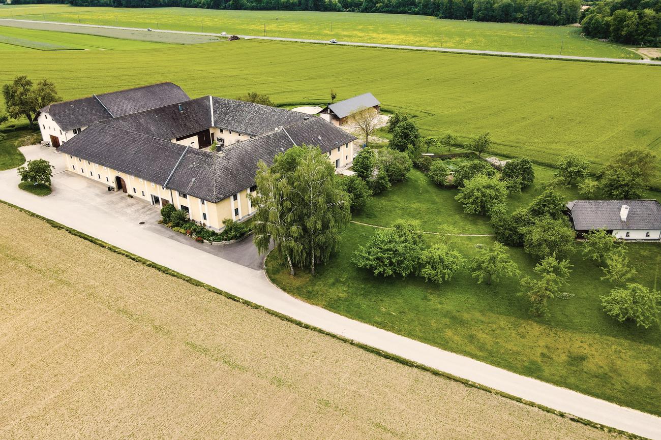 Luftaufnahme unseres Hofes in Niederfraunleiten, umgeben von Wiesen und Feldern